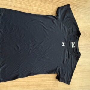 Under Armour women Black Short Sleeve Athletic Tee size M